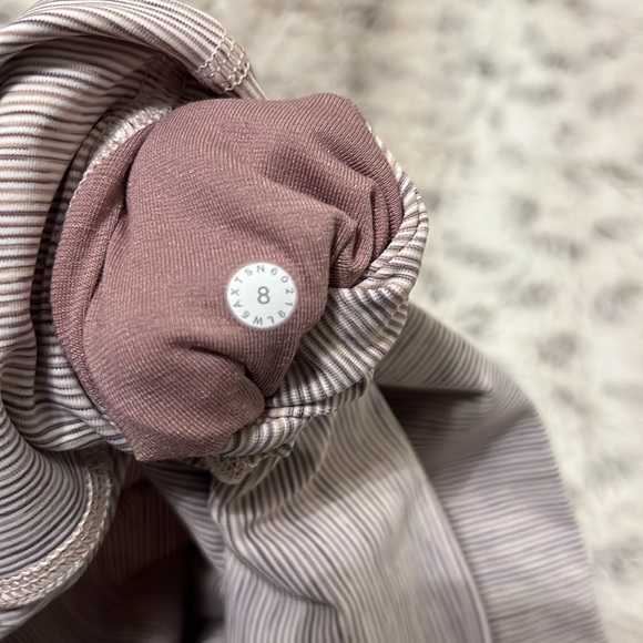 Womens Lululemon leggings. Style- wunder under. Size 8. Cropped version - Picture 3 of 3